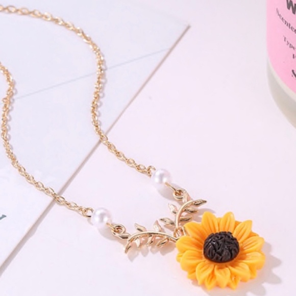 🌻 Sunflower Pearl Gold Leaf Necklace - Picture 2 of 3